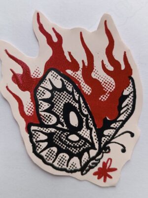 adesivo com o desenho de uma borboleta estilizada em preto e retículas, com suas asas pegando fogo vermelho no estilo oriental