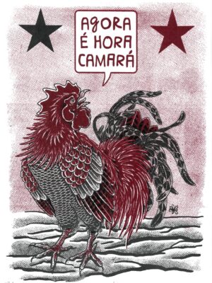 desenho de galo vermelho e preto, com o corpo virado para a esquerda e a cabeça virada para a direita e para cima. nos 2 cantos superiores estão duas estrelas, uma preta e uma vermelha, e no meio das duas, um balão de fala escrito Agora é Hora Camará.