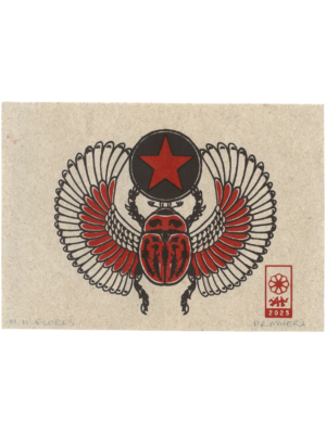 desenho de besouro escaravelho com asas de pássaro visto de cima de forma simétrica. acima de suas patas dianteiras há um circulo negro com uma estrela vermelha de 5 pontas em seu centro. o circulo remete à bola de estrume que o besouro constrói. As cores do desenho são apenas vermelha e marrom escuro, e o fundo é amarelado com textura de papel reciclado. Ao lado do besouro um selo da Arte Trabalhadora ano 2025 e assinatura do artista Matheus H. Flores.